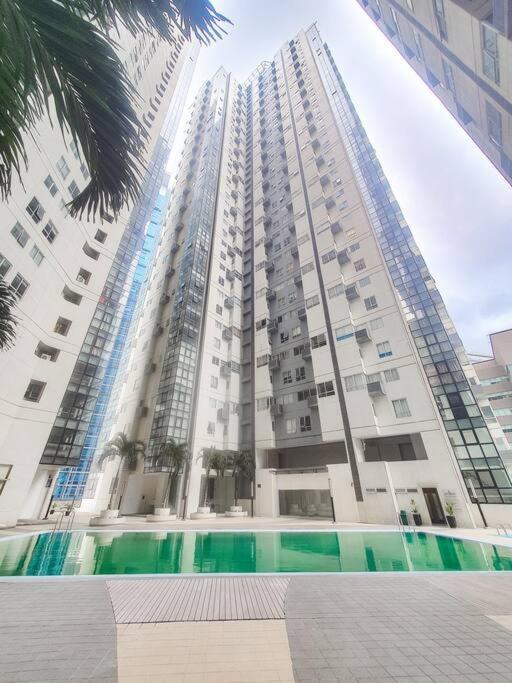 Bgc Taguig Cozy 2 Bedroom Loft, With Stunning Bgc Skyline View! Manila Bagian luar foto