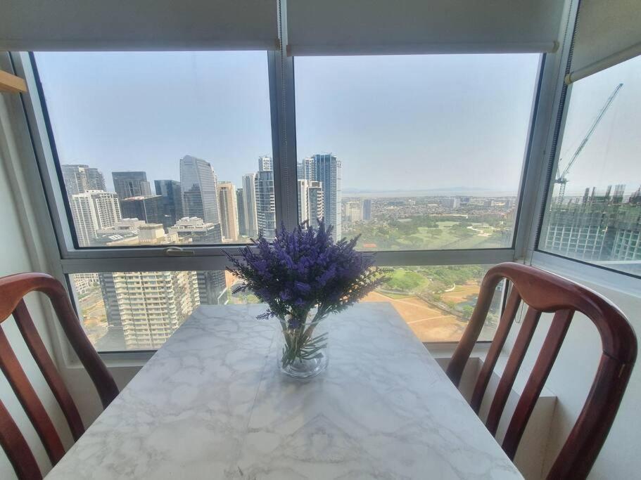 Bgc Taguig Cozy 2 Bedroom Loft, With Stunning Bgc Skyline View! Manila Bagian luar foto